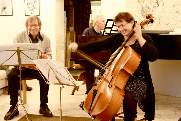 Petra Hellquist med cello på Göteborgs Celloskola